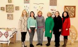 В ужгородському скансені відкрилася благодійна виставка-продаж «Світ писанки»