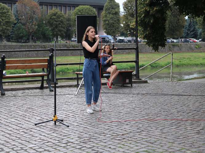 В Ужгороді відбувся арт-майданчик творчого відпочинку «Вільний мікрофон»