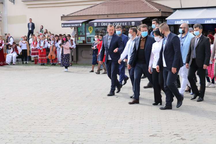 В Ужгороді відбувся «Марш вишиванок»