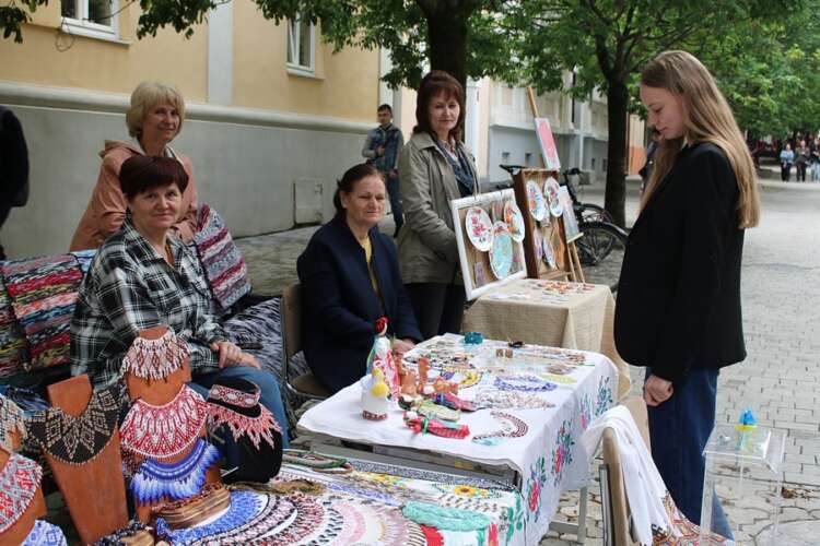НА ВУЛИЦІ ВОЛОШИНА В УЖГОРОДІ – БЛАГОДІЙНИЙ МІНІ-ЯРМАРОК