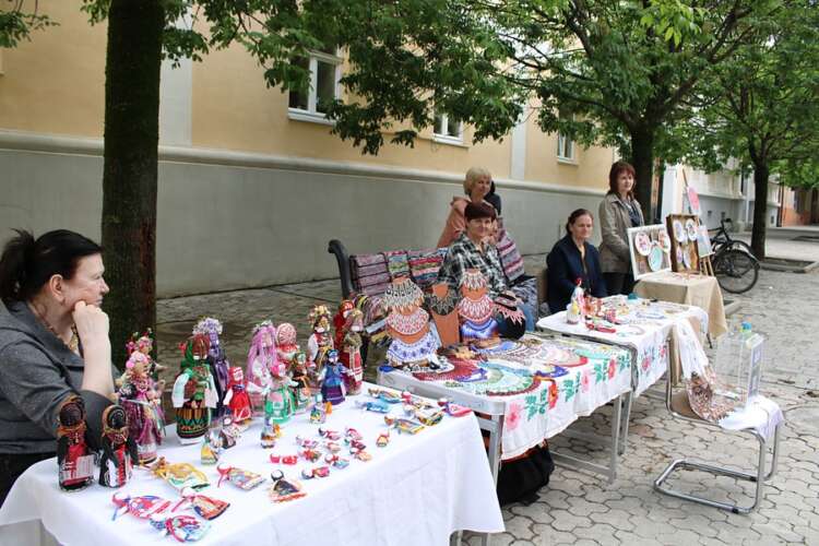 НА ВУЛИЦІ ВОЛОШИНА В УЖГОРОДІ – БЛАГОДІЙНИЙ МІНІ-ЯРМАРОК