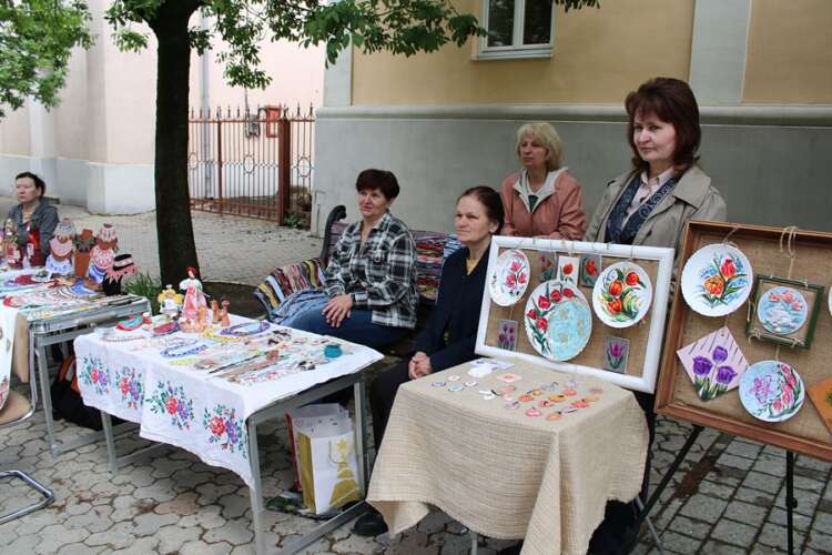 НА ВУЛИЦІ ВОЛОШИНА В УЖГОРОДІ – БЛАГОДІЙНИЙ МІНІ-ЯРМАРОК