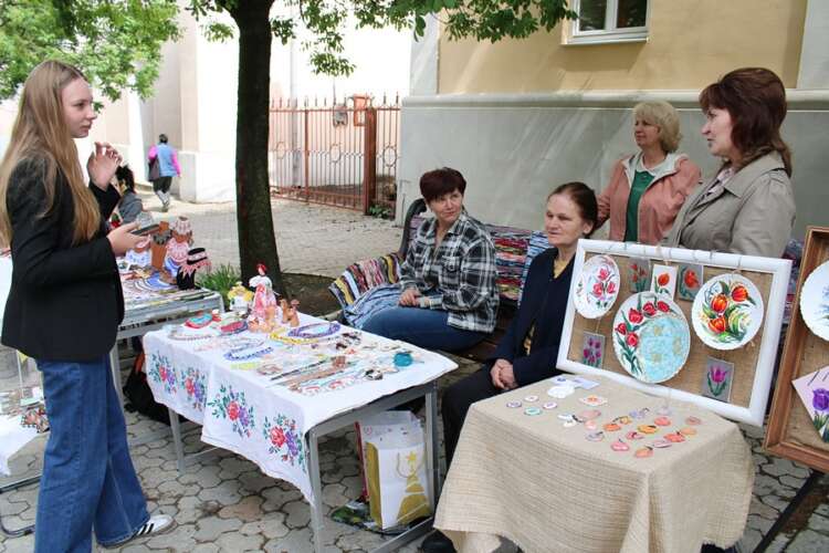 НА ВУЛИЦІ ВОЛОШИНА В УЖГОРОДІ – БЛАГОДІЙНИЙ МІНІ-ЯРМАРОК