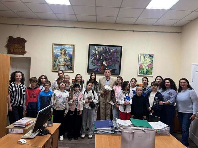 У Центрі культури відбулася зустріч учнів театрального відділу Ужгородської школи мистецтв з письменником та науковцем Романом Офіцинським