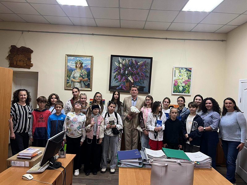 У Центрі культури відбулася зустріч учнів театрального відділу Ужгородської школи мистецтв з  письменником та науковцем Романом Офіцинським