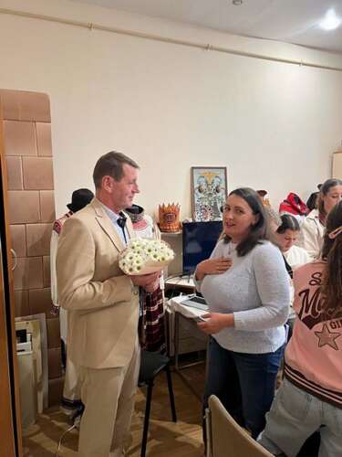 У Центрі культури відбулася зустріч учнів театрального відділу Ужгородської школи мистецтв з письменником та науковцем Романом Офіцинським