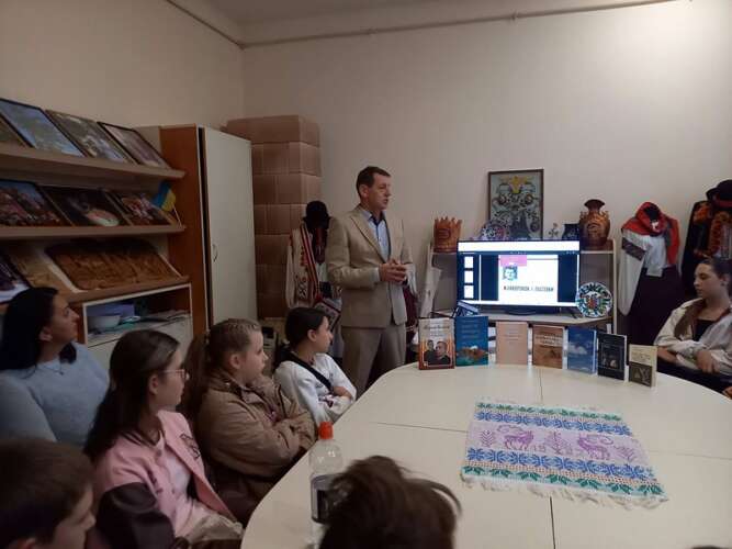 У Центрі культури відбулася зустріч учнів театрального відділу Ужгородської школи мистецтв з письменником та науковцем Романом Офіцинським