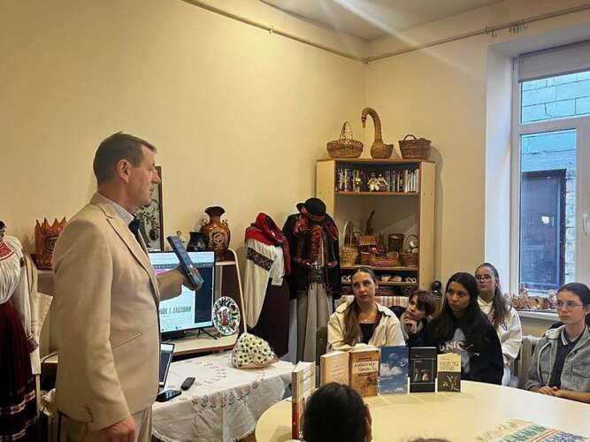 У Центрі культури відбулася зустріч учнів театрального відділу Ужгородської школи мистецтв з письменником та науковцем Романом Офіцинським