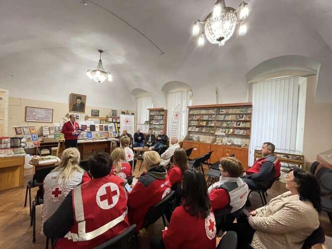 Волонтери Ужгородської міської організації «Червоного Хреста» зустрілися з письменниками Закарпаття